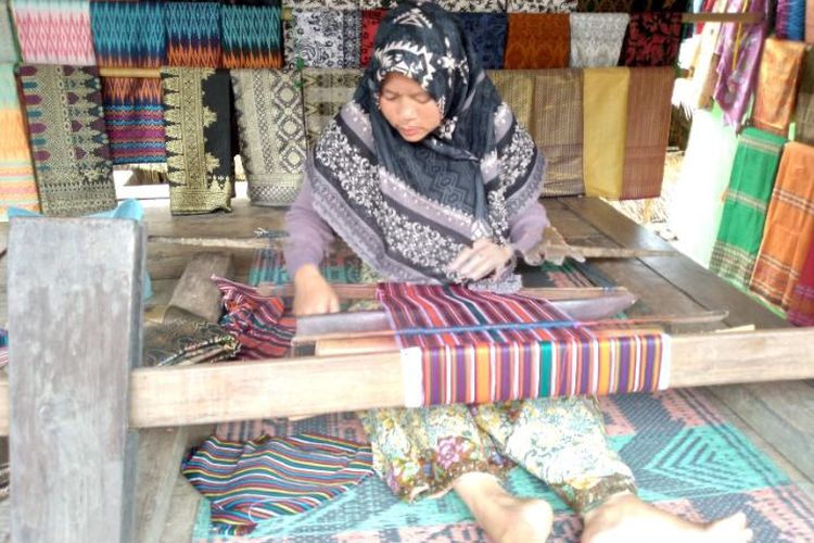 Fanani (28 tahun), penenun Desa Sade, Lombok Tengah, Nusa Teggara Barat.