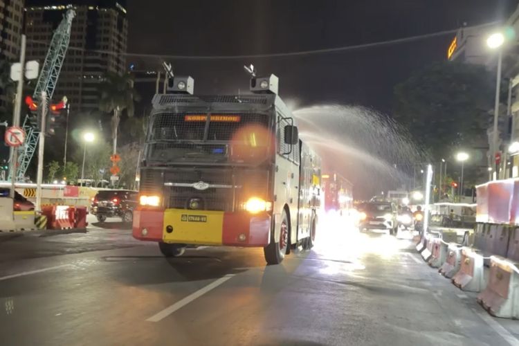 6.000 Liter Air Disemprotkan di Jakarta hingga Bekasi untuk Atasi Abu Vulkanik