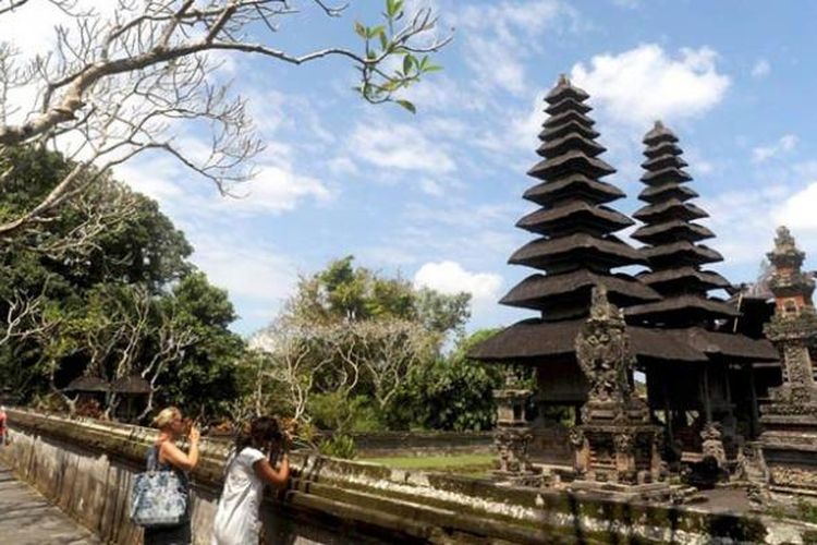 Turis asing mengabadikan keindahan Pura Taman Ayun di Mengwi, Kabupaten Badung, Bali, Senin (15/8/2016). Wisata ke Bali kini dapat dilakukan siapa pun dengan biaya terjangkau.