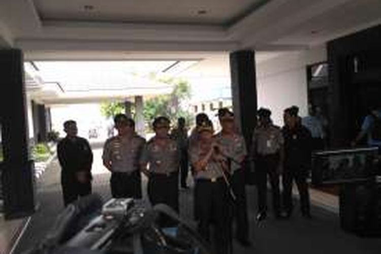 Kapolri Jenderal Polisi Tito Karnavian menggelar jumpa pers di Bandara Halim Perdanakusuma usai meninjau langsung kerusuhan yang terjadi di Sumatera Utara, di Kabupaten Karo dan di Tanjungbalai, Minggu (31/7/2016). 