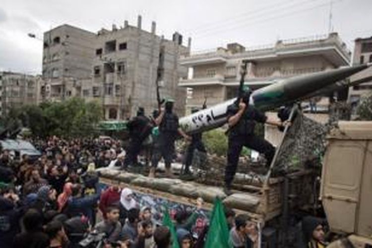 Anggota Hamas menggelar parade memperingati hari jadi kelompok itu tahun lalu. Sebuah pengadilan di Mesir, Sabtu (28/2/2015), memutuskan untuk memasukkan Hamas sebagai salah satu organisasi teroris.