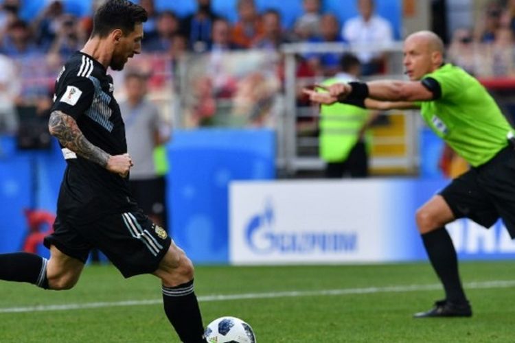 Penyerang Argentina, Lionel Messi, gagal menjalankan tugasnya mengeksekusi penalti ke gawang Islandia pada pertandingan Piala Dunia 2018 di Stadion Spartak, 16 Juni 2018. 