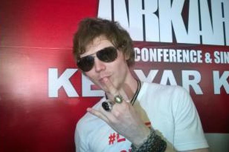 Gitaris Arkarna, Matt Hart, memamerkan dua cincin batu akik yang dikenakannya ketika hadir dalam jumpa pers di Mall Central Park, Grogol, Jakarta Barat, Senin (17/8/2015).