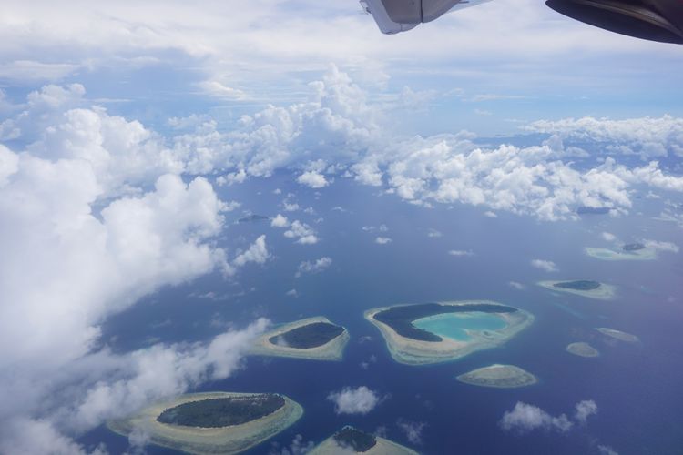 Gugusan Kepulauan Raja Ampat dilihat dari udara.