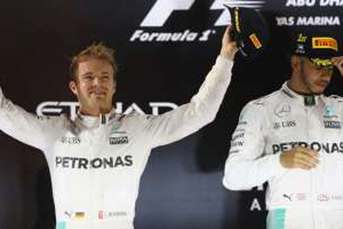 Nico Rosberg dan Lewis Hamilton di podium Surkuit Yas Marina, Abu Dhabi, 2016.