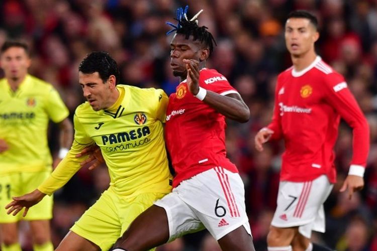 Daniel Parejo (kiri) berduel dengan Paul Pogba (kanan) pada laga kedua Grup F Liga Champions yang mempertemukan Man United vs Villarreal di Stadion Old Trafford, Kamis (30/9/2021) dini hari WIB.