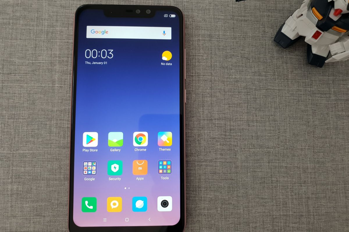 Redmi Note 6 Pro memiliki notch alias poni di bagian atas layarnya. 