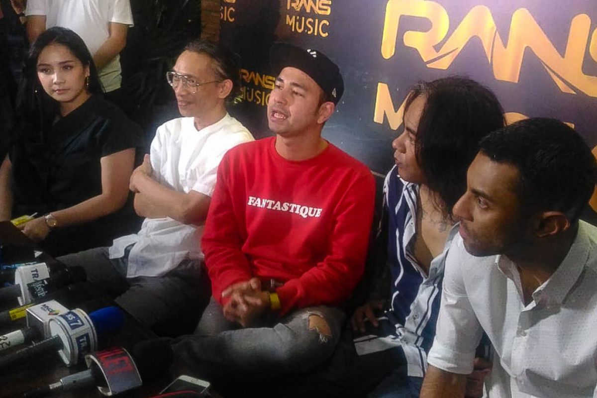 Artis peran yang juga pembawa acara Raffi Ahmad bersama beberapa musisi lainnya dalam jumpa pers RANS Music