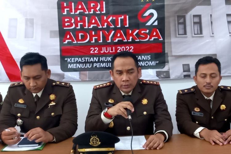 Kepala Kejaksaan Negeri Purworejo Eddy Sumarman memberikan keterangan terkait penetapan tersangka Direktur Perusahaan Daerah Aneka Usaha (PDAU) Kabupaten Purworejo Jawa Tengah Didik Prasetya Adi 