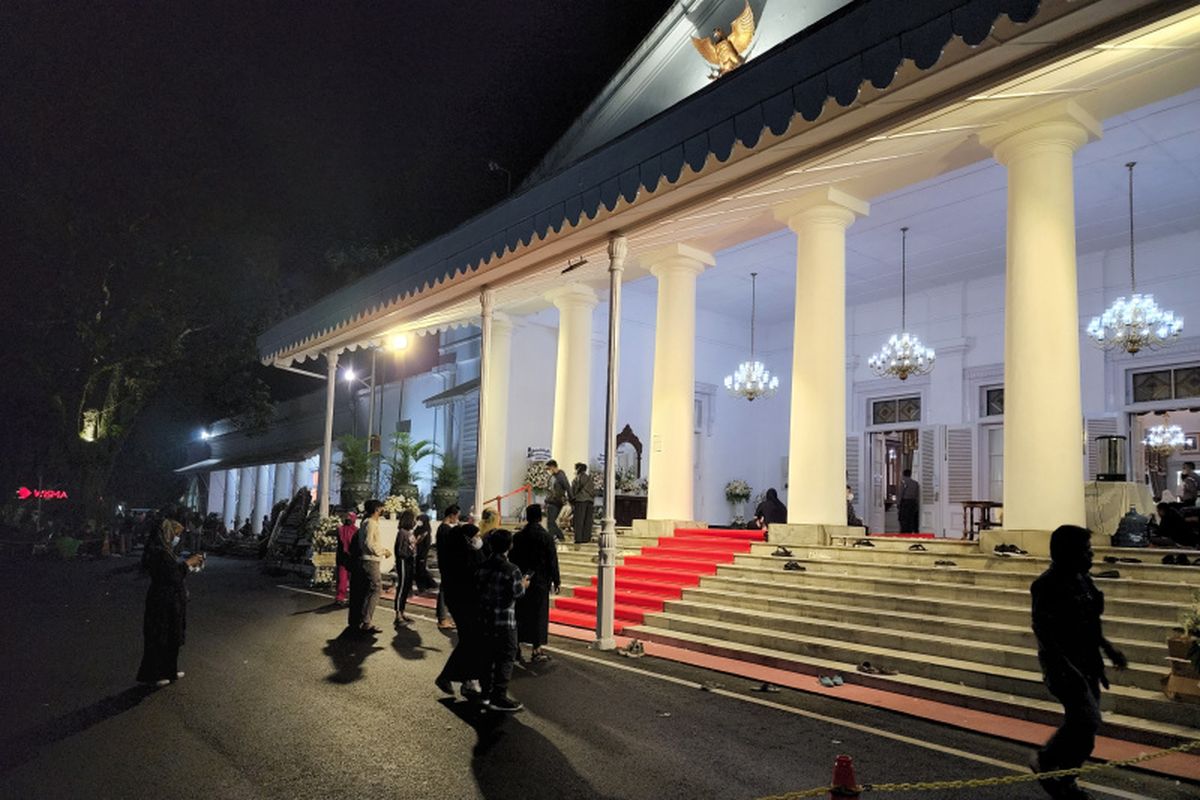 Sejumlah warga masih mengantre menunggu giliran shalat jenazah di Gedung Pakuan, Kota Bandung, Jawa Barat, Senin (14/6/2022) dini hari.