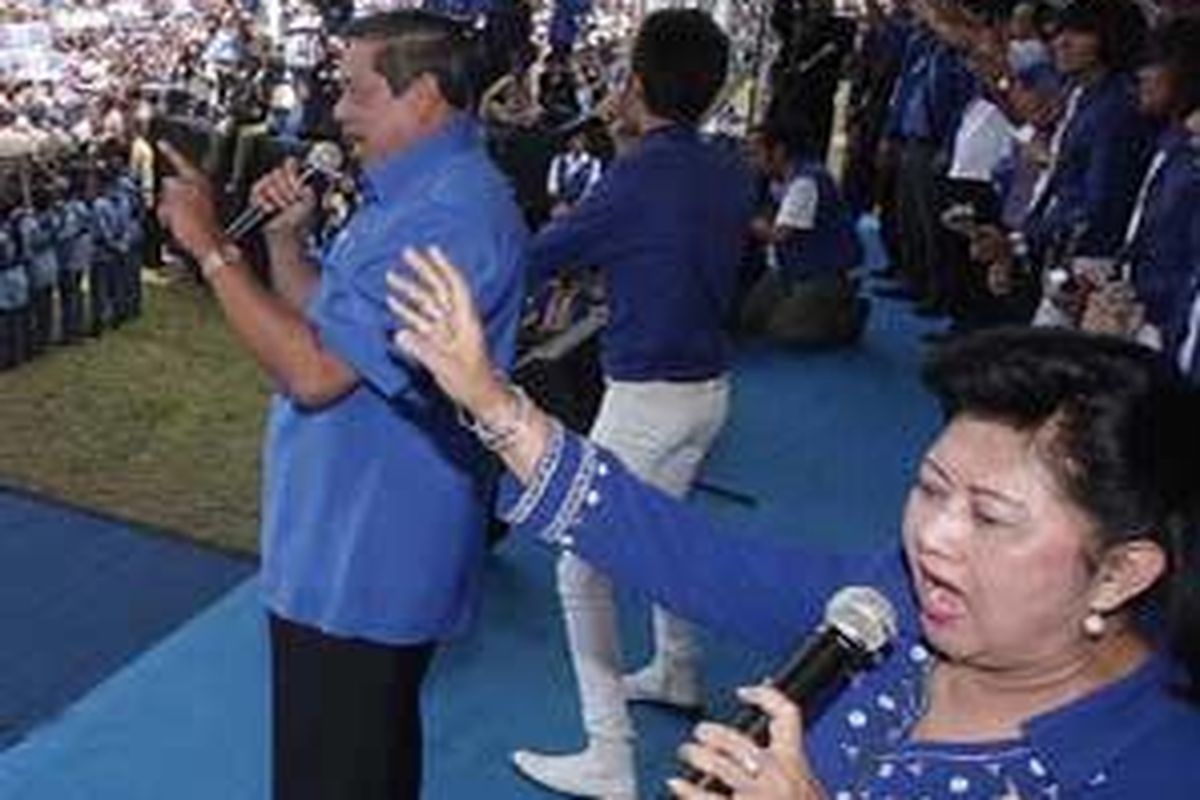 Jurkam Partai Demokrat, Susilo Bambang Yudhoyono saat berkampanye di Lapangan Merdeka, Medan, Sumut, Sabtu (28/3).