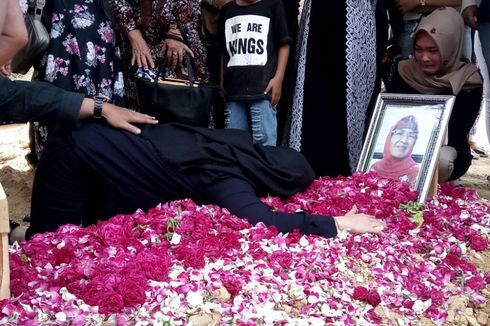 Tak Sempat Saksikan Prosesi Pemakaman, Tangis Roro Fitria Pecah di Pusara Ibunda