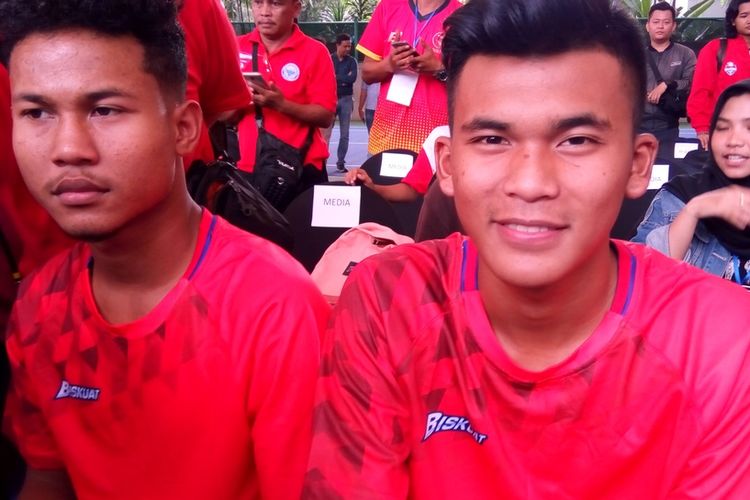 Pesepak bola timnas Indonesia U-19 Amiruddin Bagas Kaffa dan Sutan Diego Armando Zico (kiri dan kanan dari arah pembaca) saat ikut ambil bagian pada babak final Biskuat Academy 2019 mulai Sabtu (11/1/2020) sampai dengan Minggu (12/1/2020) yang dilaksanakan di Stadion Sepak Bola GOR Sumantri Brodjonegoro, Jakarta.