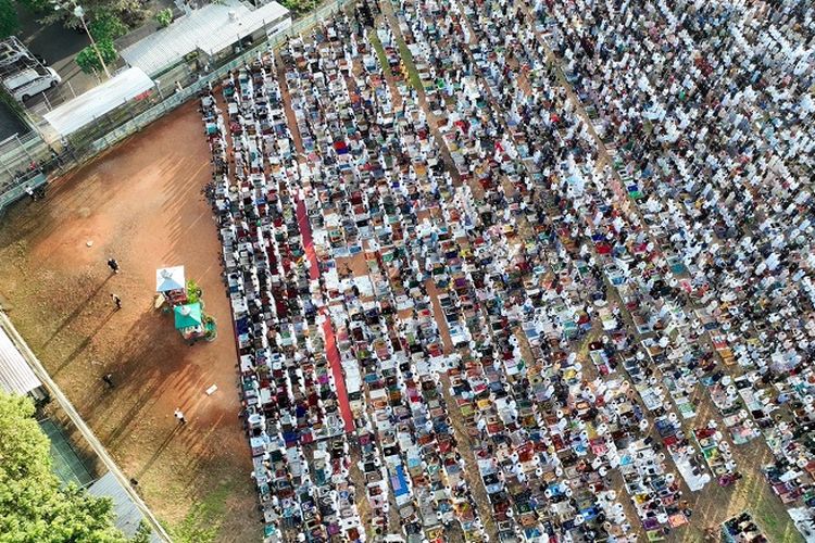 Ilustrasi Suasana shalat Id di Lapangan Karebosi, Makassar. 