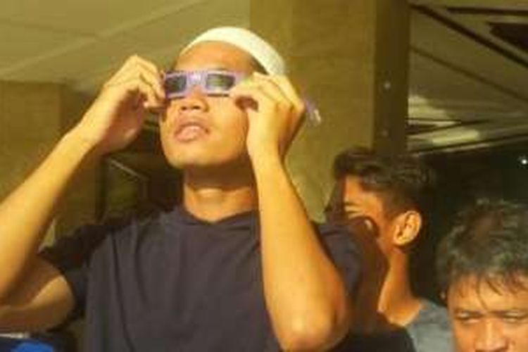 Striker Madura United, Rizhadi Fauzi menyaksikan proses gerhana matahari di Tenggarong di sela-sela tampil pada Piala Gubernur Kaltim, Rabu (9/3/2016).