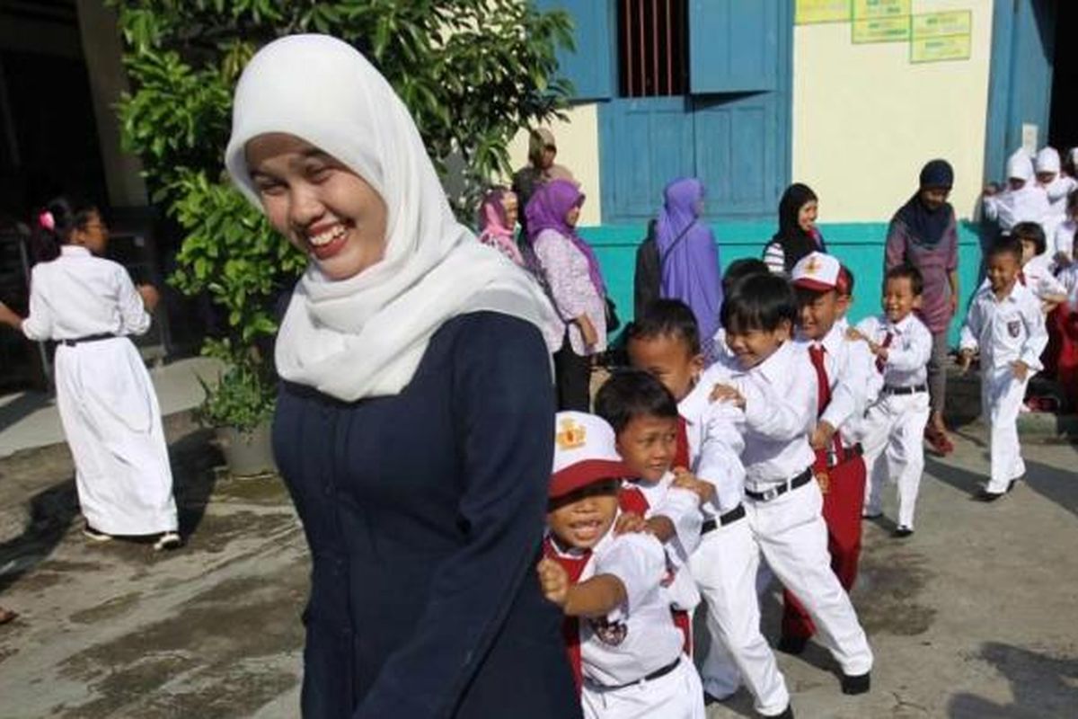 Ilustrasi: Guru mengajak murid baru kelas I mengikuti pengenalan lingkungan sekolah saat hari pertama masuk sekolah, di SD Negeri Palmerah 07 Pagi, Palmerah Utara, Jakarta, Senin (18/7/2016). 

