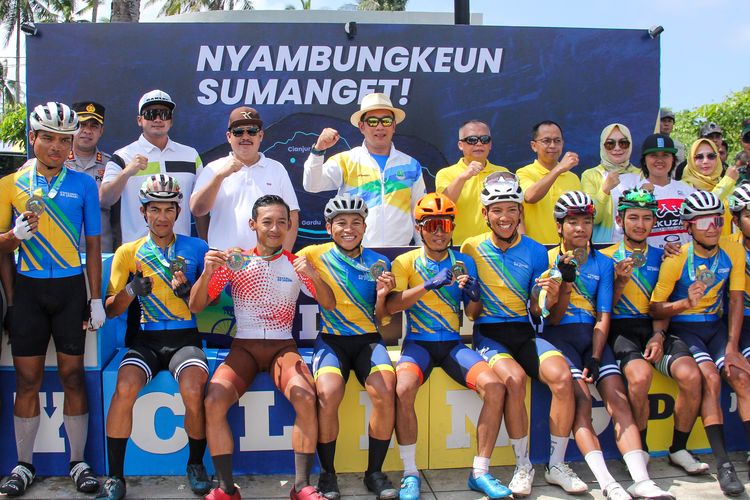 Gubernur Jawa Barat Ridwan Kamil mengabadikan momen dengan para pebalap Cycling de Jabar 2023 yang berhasil mencapai finis di Paamprokan Pangandaran Minggu (9/7/2023) setelah menyusuri Selatan Jabar sepanjang 367,5 kilometer dari Geopark Ciletuh.