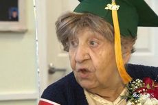 Tepat pada Usia 100 tahun, Wanita Ini Mendapatkan Gelar Diploma