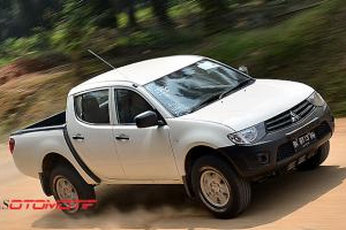 Mitsubishi Strada Triton di perkebunan kelapa sawit, Medan, Sumatera Utara