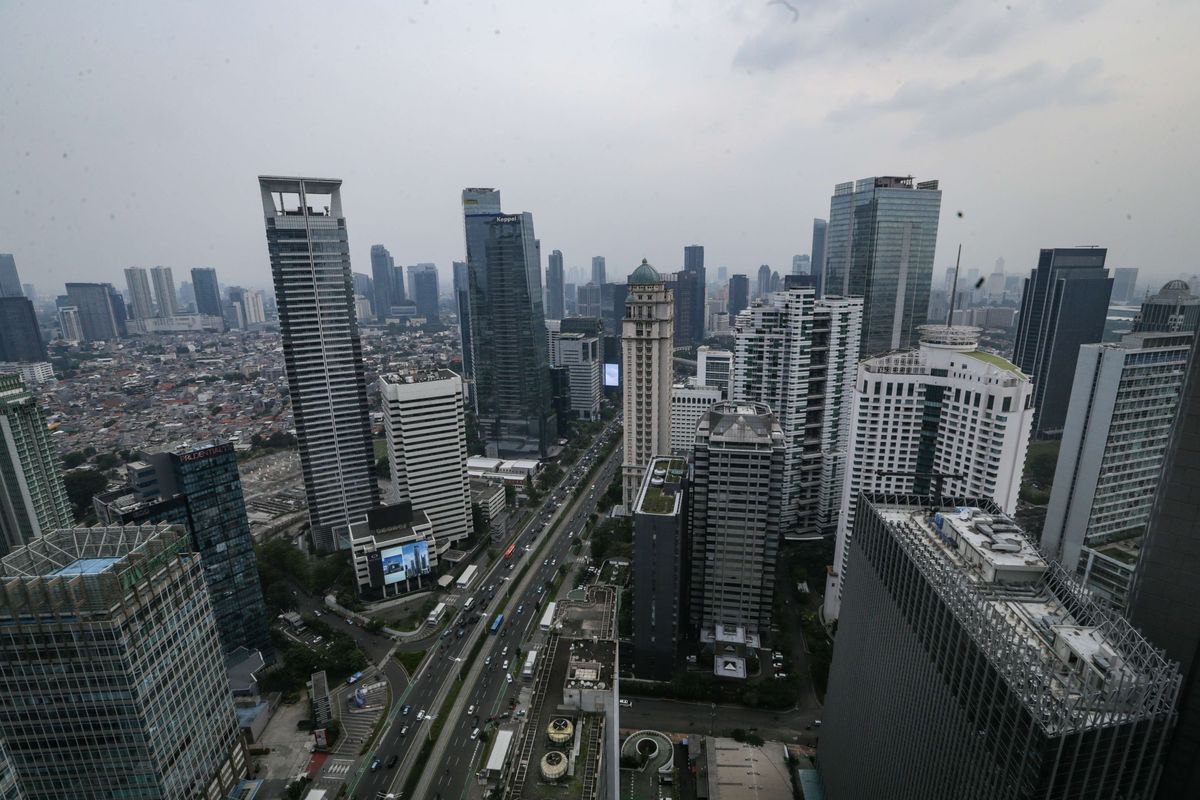 Gedung-gedung bertingkat sebagai pusat perekonomian di Jakarta, Kamis (29/9/2022). Menteri Keuangan (Menkeu) Sri Mulyani Indrawati memberikan sinyal resesi ekonomi global pada 2023. Ekonomi dunia akan masuk jurang resesi seiring dengan tren kenaikan suku bunga acuan yang dilakukan sebagian besar bank sentral di dunia secara bersamaan.