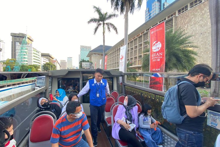 Suasana di atas bus wisata Transjakarta rute BW4 (Skycrapers) dengan atap terbuka, pada Selasa (7/3/2023). 