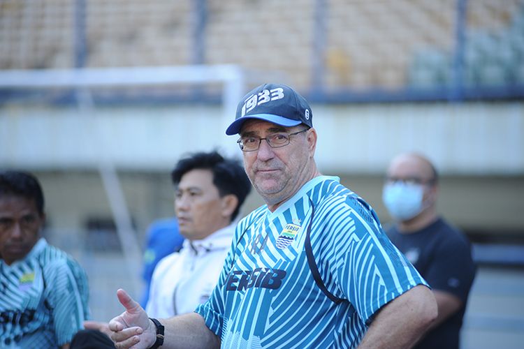 Pelatih Persib Bandung, Robert Rene Alberts, dalam sesi latihan di Stadion GBLA, Kota Bandung, Kamis (10/6/2021).