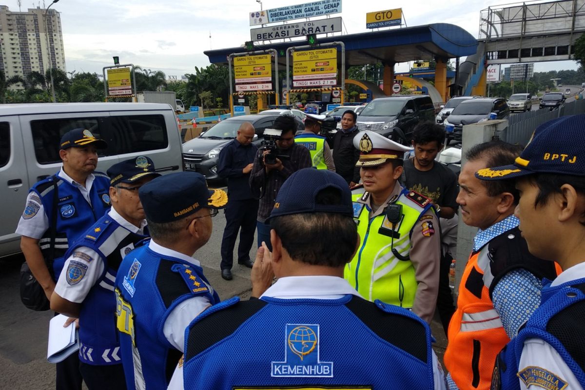 Kepala BPTJ Bambang Prihartono di pinto Tol Bekasi, Selasa (27/3/2018), berkoordinasi dengan sejumlah pihak di lapangan terkait penindakan terhadap pelanggaran kebijakan pembatasan kendaraan berdasarkan plat ganjil-genap, 