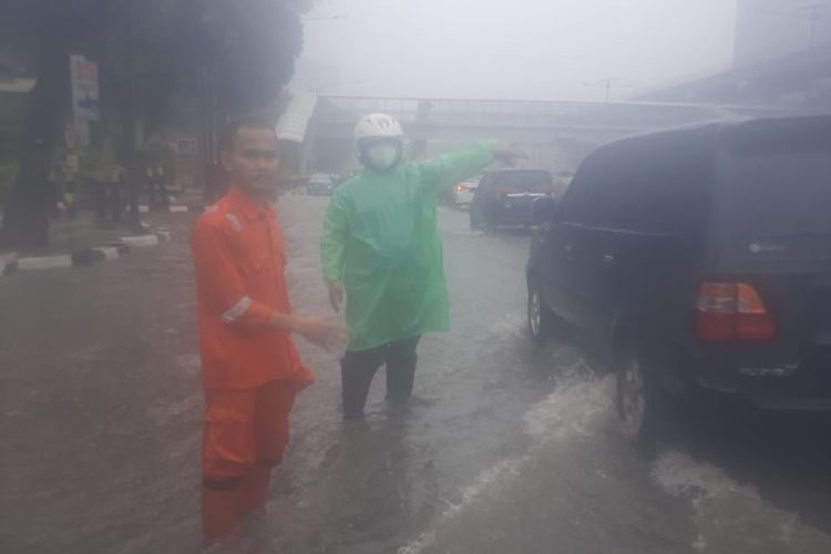Jalan Gatot Subroto tergenang air, Kamis (18/2/2021).