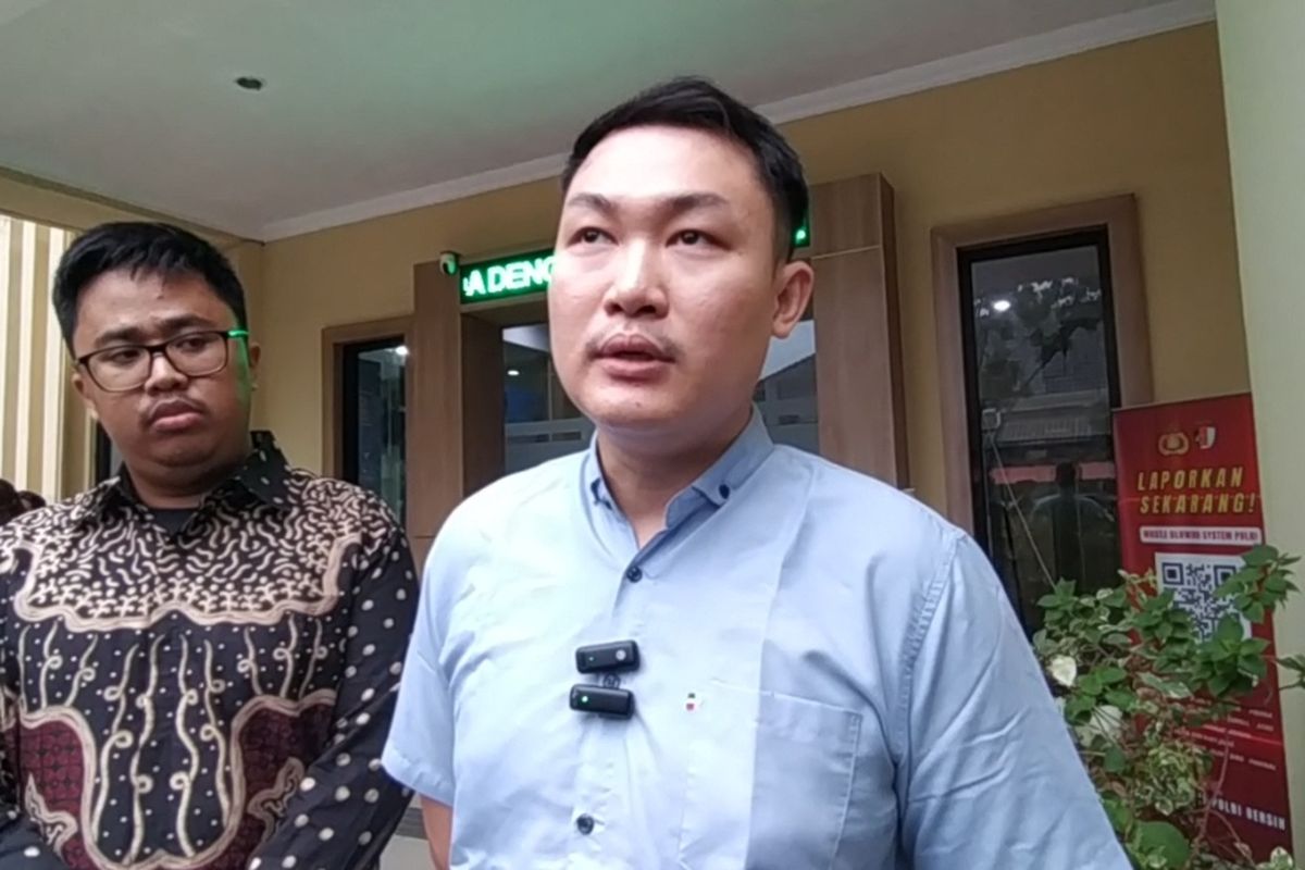 Dua influencer pengelola sebuah akademi trading berinisial TR dan K dilaporkan ke Polda Jatim atas dugaan penipuan investasi kripto, Selasa (20/1/2026)