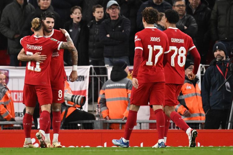 Para pemain Liverpool merayakan gol Dominik Szoboszlai dalam pertandingan Liverpool vs West Ham pada perempat final Piala Liga Inggris atau Carabao Cup di Stadion Anfield, Kamis (21/12/2023) dini hari WIB. 