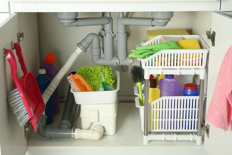 Ilustrasi alat kebersihan di lemari bawah wastafel dapur.