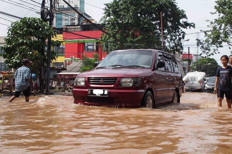 Mobil bermesin diesel menerjang banjir