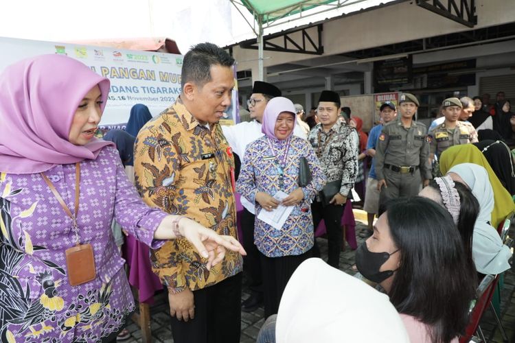 Pemkab Tangerang gelar operasi pasar beras murah di Kabupaten Tangerang.