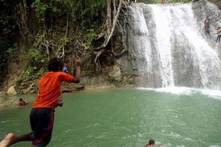 Sejumlah anak bermain di kawasan wisata Air Terjun Wafsarak, Kampung Amoi, Distrik Warsa, Kabupaten Biak Numfor, Papua, Senin (9/7/2012). Kawasan wisata alam yang ada di Biak Utara ini dapat ditempuh dengan kendaraan selama 1 hingga 1,5 jam perjalanan dari Kota Biak. Pengunjung ditarik biaya masuk Rp 25.000 per kendaraan. KOMPAS IMAGES/RODERICK ADRIAN MOZES