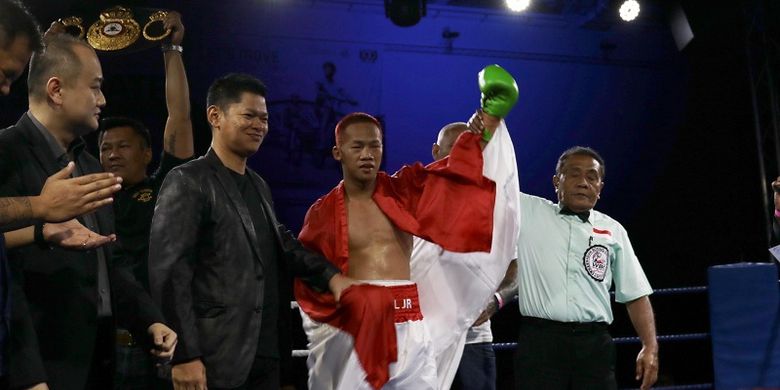 Petinju Indonesia, Daud Yordan, berhasil memenangi pertandingan non-gelar melawan Campee Phayom (Thailand), di OCBC Arena, Singapura, Sabtu (25/3/2017) malam.