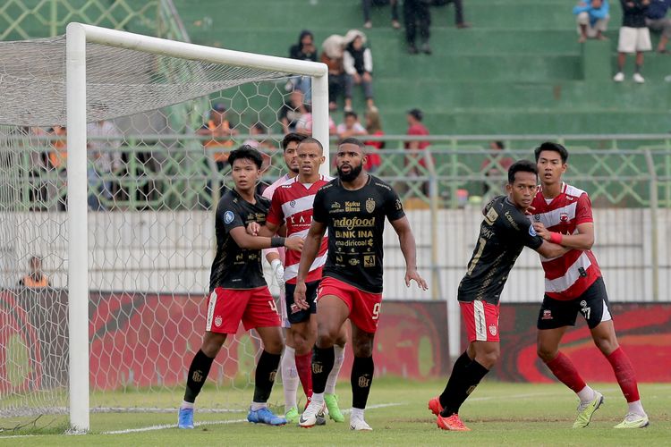 Pemain Madura United Cleberson dan Malik Risaldi dijaga dua pemain Bali United Kadek Arel, Jefferson serva M Rahmat saat laga pekan ke-20 Liga 1 2023-2024 yang berakhir dengan skor 1-2 di Stadion Gelora Bangkalan, Jawa Timur, Kamis (23/11/2023) sore.