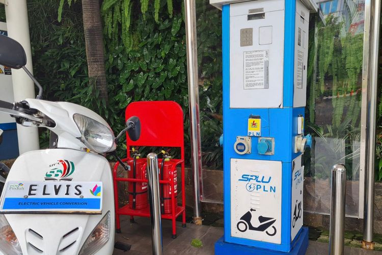 Selain SPKLU dan SPBKLU, PLN juga mengoperasikan Stasiun Pengisian Listrik Umum (SPLU) yang tidak hanya bisa digunakan oleh masyarakat yang memiliki usaha kecil tetapi juga para pengendara motor listrik dengan tipe mounted charging. 