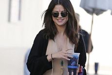 Ternyata Selena Gomez Suka Rokok Djarum