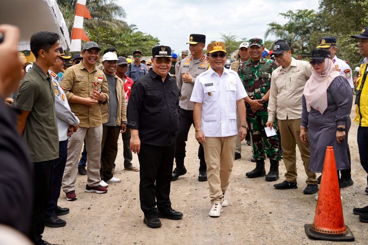 Gubernur Kalimantan Tengah Agustiar Sabran melakukan pengecekan langsung di Pos Pelayanan Mudik Terpadu Jalan Lingkar Luar Selatan Sampit, Kalimantan Tengah (Kalteng), Sabtu (29/3/2025).