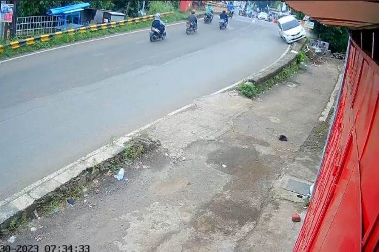 Sebuah mobil mengalami kecelakaan di Jembatan Beringin Ngaliyan Kota Semarang