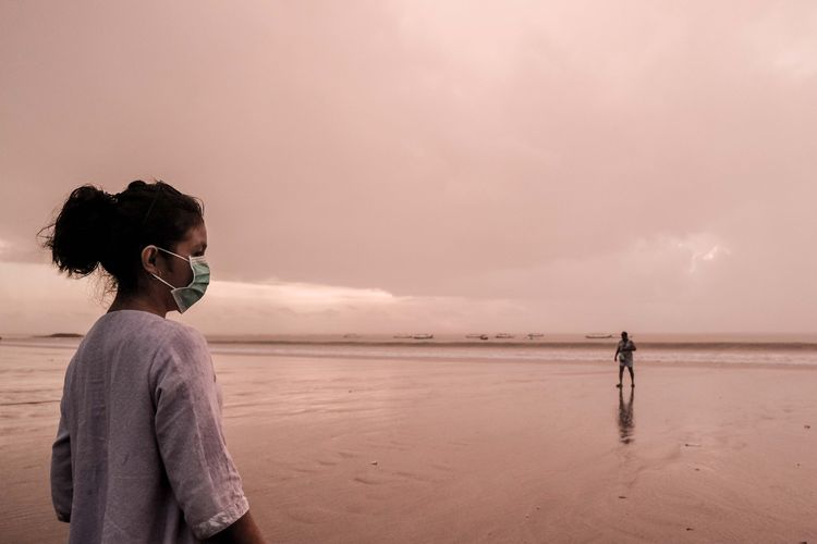 Foto ini diambil pada saat Pantai Kuta belum resmi ditutup, tetapi wisatawan sudah mulai menghindari tempat wisata, salah satunya Kuta Bali, Kamis (13/02/2020).