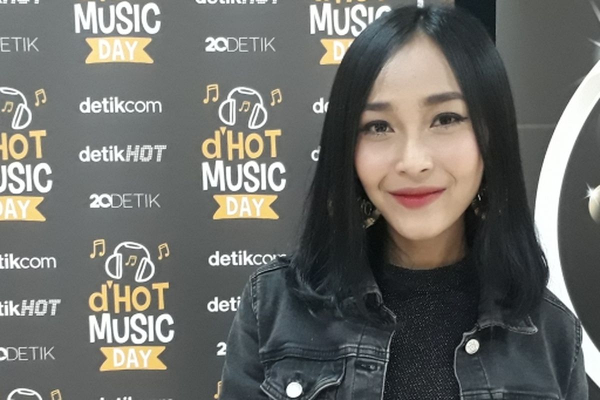 Rinni Wulandari dijumai sesudah  tampil dalam acara dHot Music Day di kawasan Mampang, Jakarta Selatan, pada Kamis (9/3/2017). 