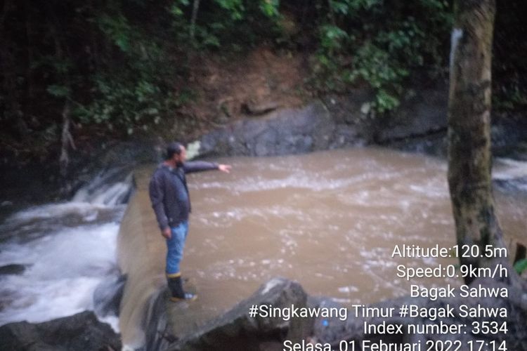 Seorang mahasiswi, Aulia Rahmah (21) ditemukan tewas usai terseret arus deras di Sungai Dayo Ai, Kelurahan Bagak Sahwa, Kecamatan Singkawang Timur Kota Singkawang, Kalimantan Barat (Kalbar), Selasa (1/2/2022) sore. 
