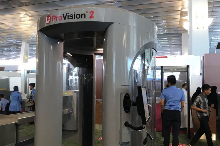 Body scanner yang digunakan untuk melakukan pemeriksaan body scan di area keberangkatan internasional Terminal 3 Bandara Internasional Soekarno-Hatta, Tangerang. Foto diambil Selasa (19/6/2018).