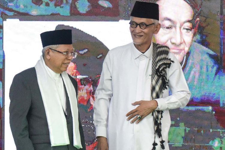 Wakil Presiden Ma'ruf Amin (kiri) bersama Rais Aam Syuriyah Pengurus Besar NU Miftachul Akhyar (kanan), saat menghadiri Peluncuran Koin Muktamar 2020 di Kantor PBNU Jakarta, Jumat (31/1/2020). 