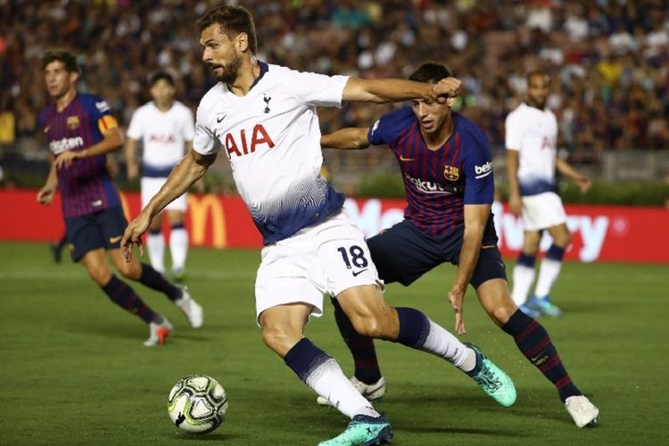 Penyerang Tottenham Hotspur, Fernando Llorente, mencoba melewati penjagaan pemain Barcelona pada laga ICC 2018 di Stadion Rose Bowl, Pasadena, 28 Juli 2018. 