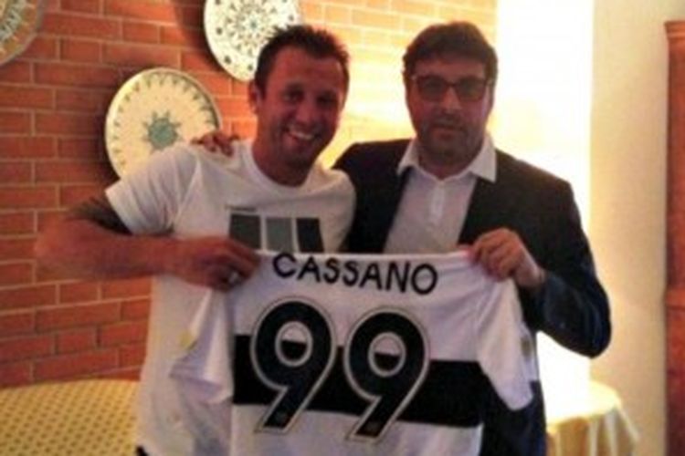 Antonio Cassano resmi berseragam Parma musim depan. 