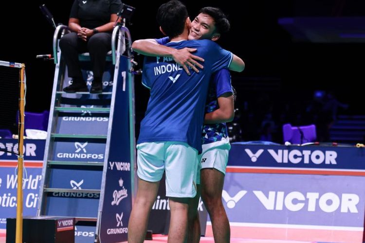 Pemain bulutangkis ganda putra Indonesia, Fajar Alfian/Muhammad Shohibul Fikri, saat beraksi di babak semifinal Denmark Open 2025.