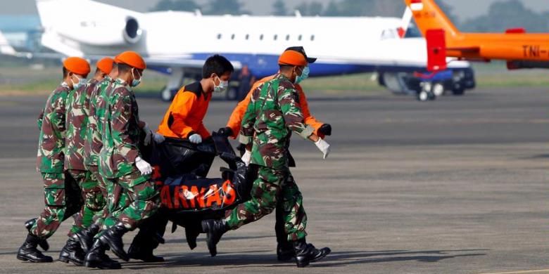 Petugas memindahkan kantong berisi jenazah korban kecelakaan Sukhoi Superjet 100 dari helikopter menuju mobil ambulans di Bandara Internasional Halim Perdanakusuma, Jakarta, Sabtu (12/5/2012). Diperkirakan hari ini dua belas jenasah akan dievakuasi dari lokasi kecelakaan menuju Rumah Sakit Polri RS Sukanto, Kramatjati, Jakarta Timur, untuk diindentifikasi.