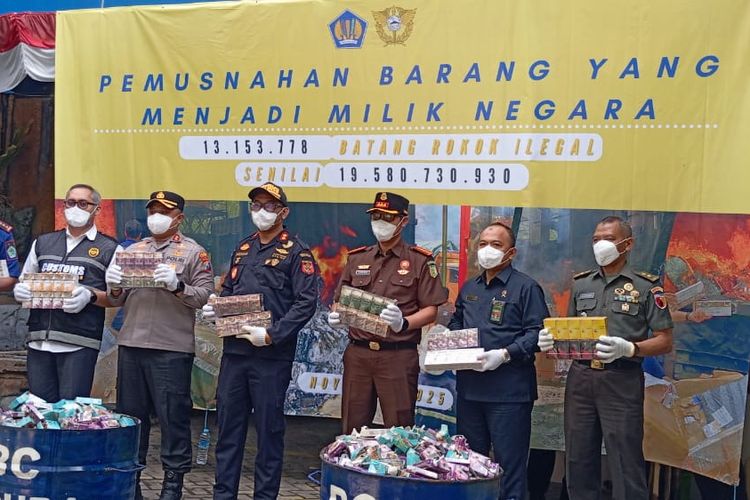 Bea Cukai Madura memusnahkan tiga drum simbolis rokok ilegal di Pamekasan, Rabu (19/11/2025).